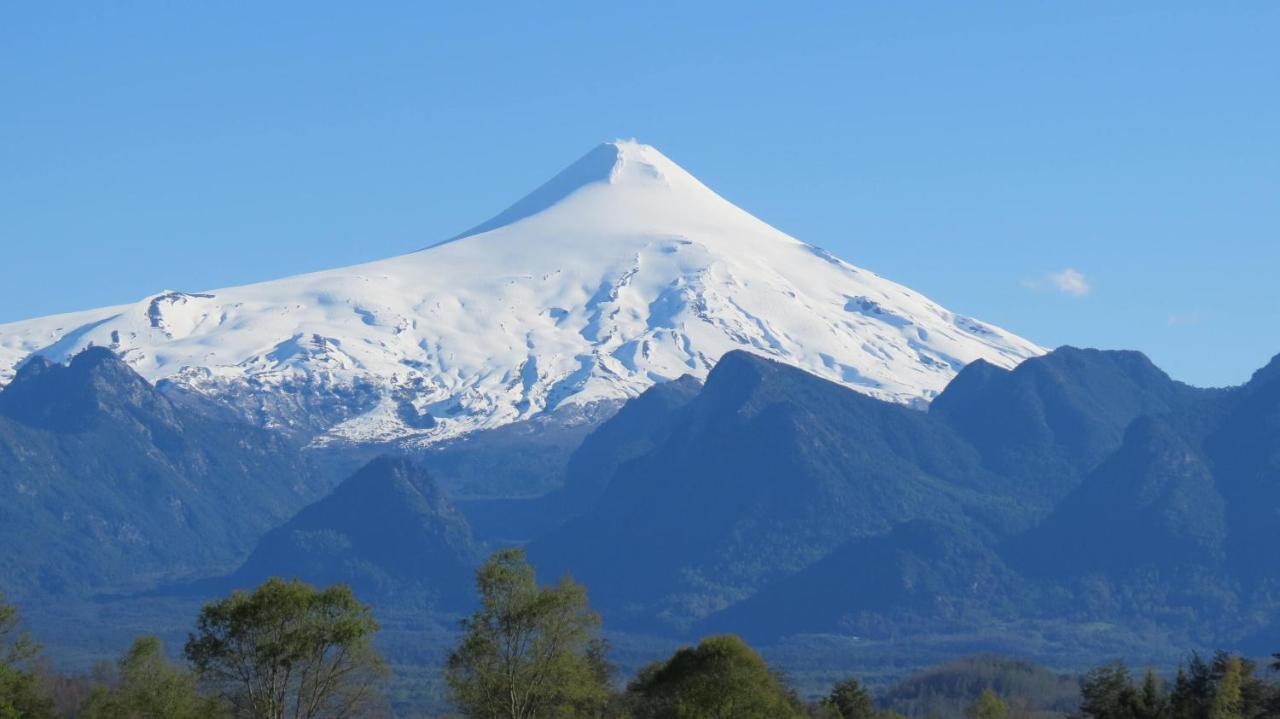 Вилла Cabana Caburgua Hermosa Vista Al Volcan, Senderos Del Bosque Пукон Экстерьер фото